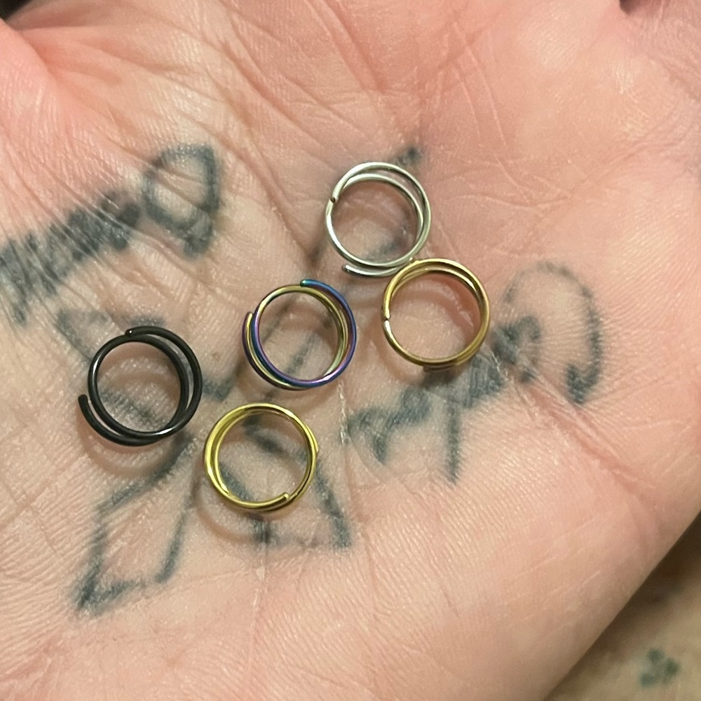 Brand new nose rings 20gauge 8mm comes in baggie and plastic container